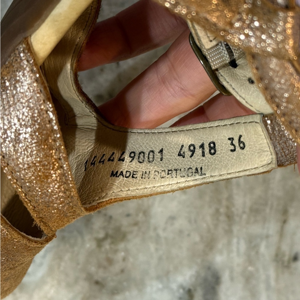 Women’s FLY LONDON Rose gold metallic T-strap low heel closed toe sandal Size 36 - Picture 7 of 8